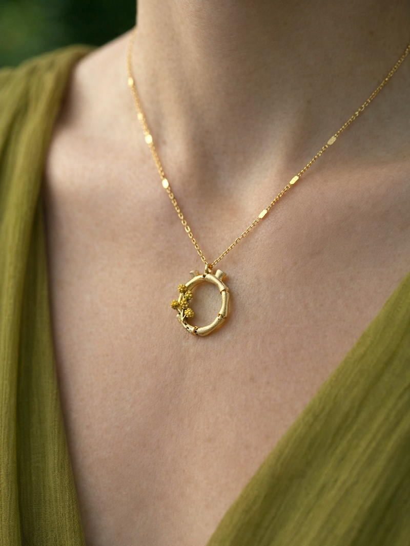 Blossom Letter Ö Harfi Ölmez Çiçeği Kolye Ucu