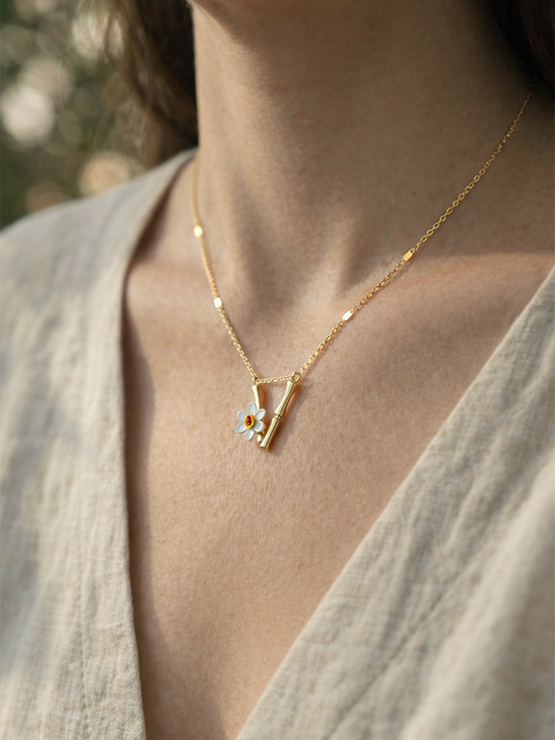 Blossom Letter V Harfi Vanilya Çiçeği Kolye Ucu