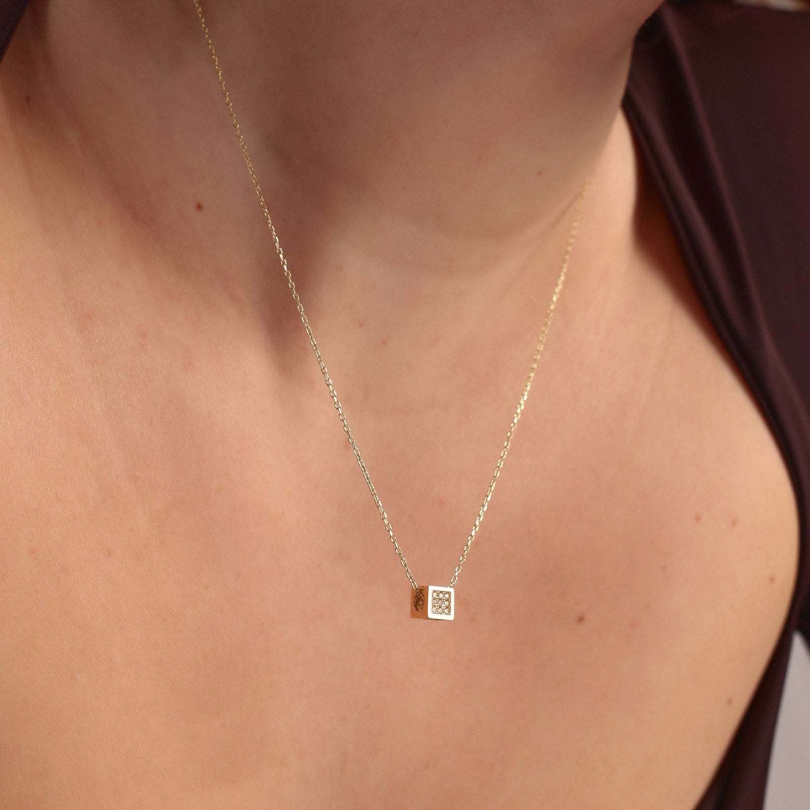 Taşlı Cubic Küp Altın Kolye