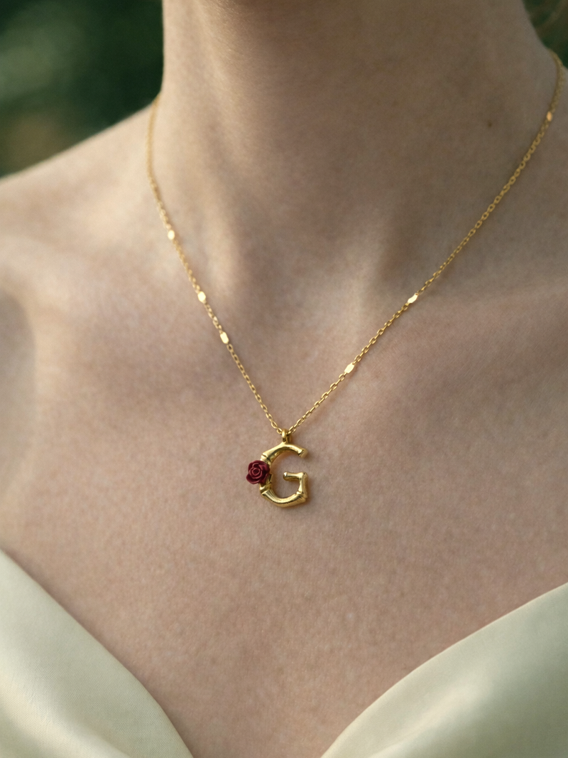 Blossom Letter G Harfi Gül Kolye Ucu