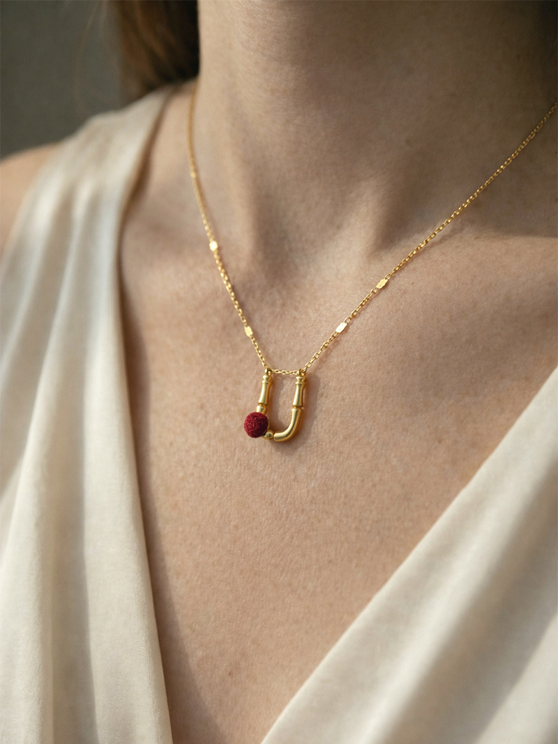 Blossom Letter Ü Harfi Üçgül Kolye Ucu