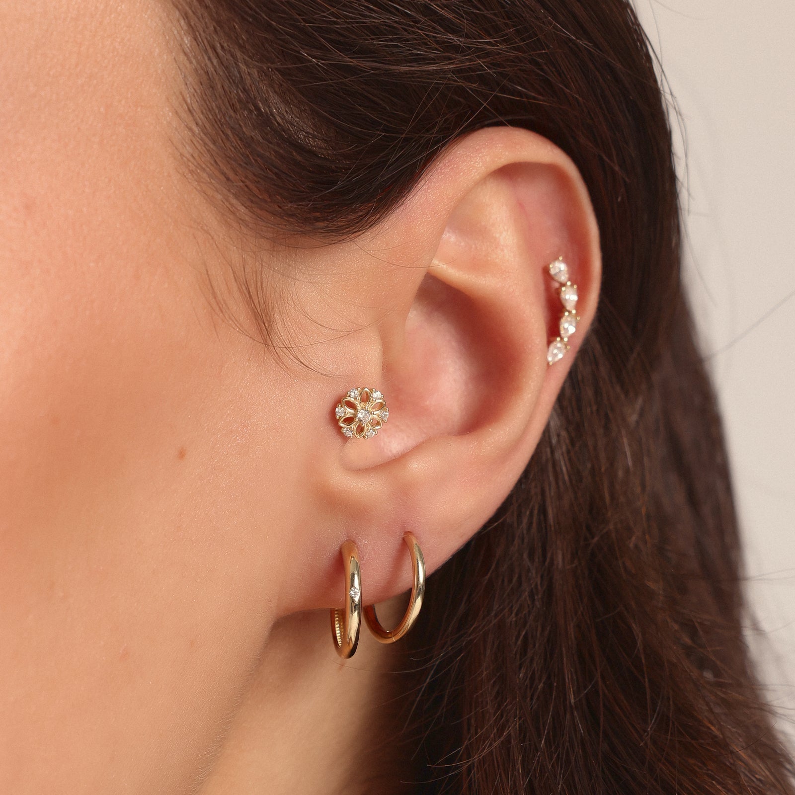 Taşlı Lotus Çiçeği Altın Tragus Piercing