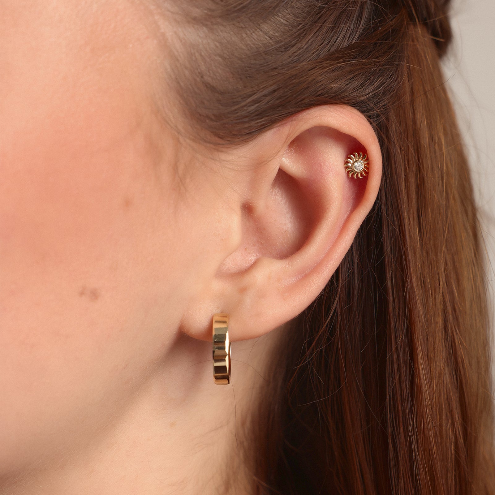 Taşlı Rüzgar Gülü Altın Tragus Piercing