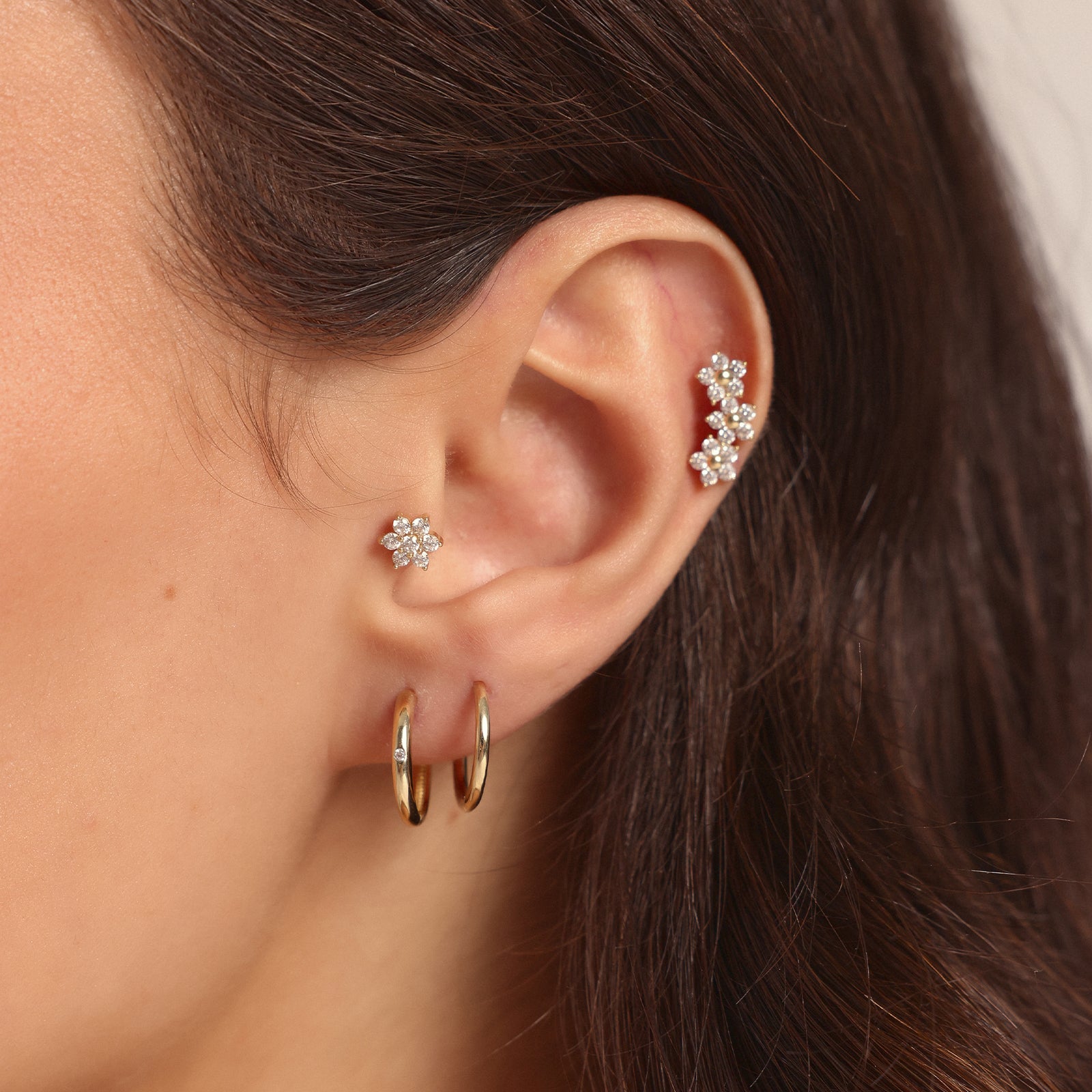 Taşlı Üç Çiçekli Altın Tragus Piercing